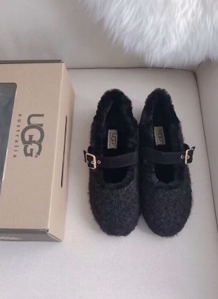 UGG shoes black