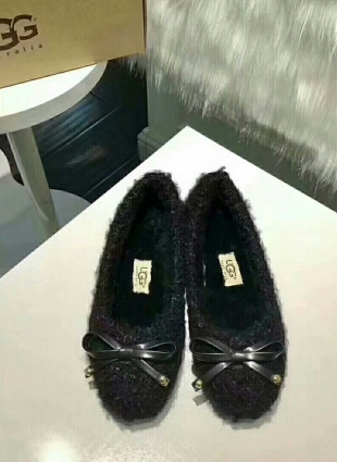 UGG shoes black