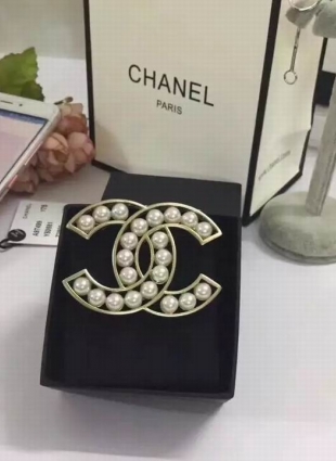 CHANEL brooches silver and pearl