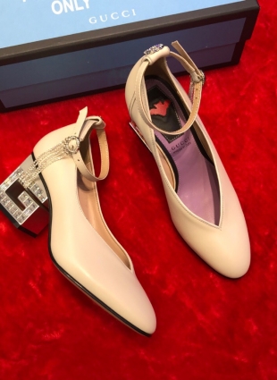 Gucci shoes beige