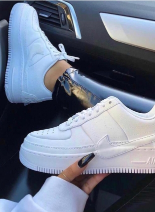 Nike sneakers white