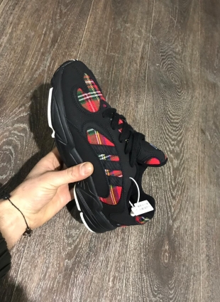 Adidas sneakers black