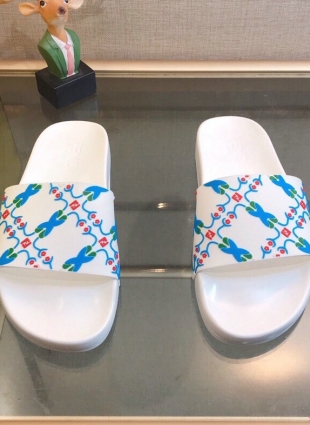 Fendi slippers white
