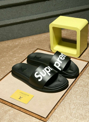 Supreme slippers black