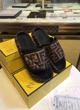 Fendi slippers brown