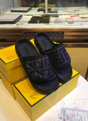 Fendi slippers gray
