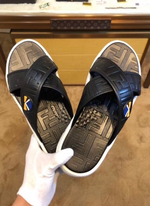 Fendi slippers black