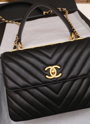 CHANEL bag gold chain