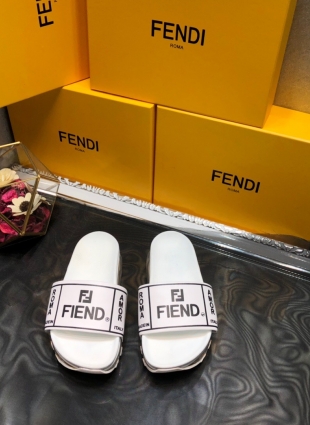 Fendi slippers white