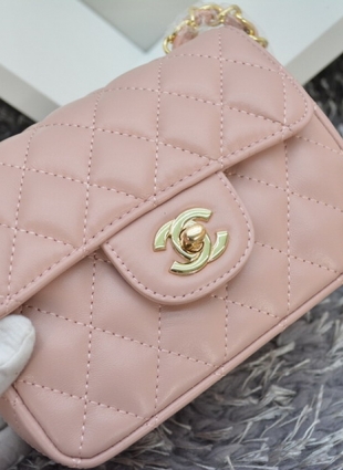 CHANEL dust pink bag gold chain size 17 x 12 x 7,5 cm stitched edge