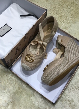Gucci sandals beige