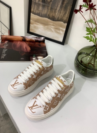 Louis Vuitton sneakers beige