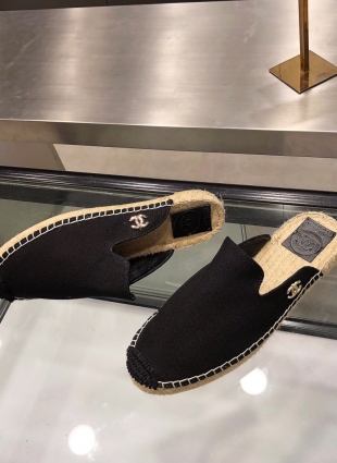 Chanel slippers black