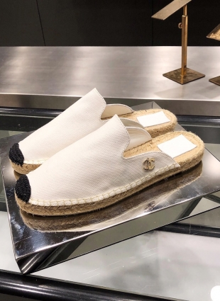 Chanel slippers white