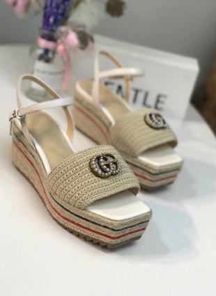 Gucci sandals beige