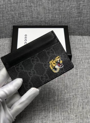 GG card holder