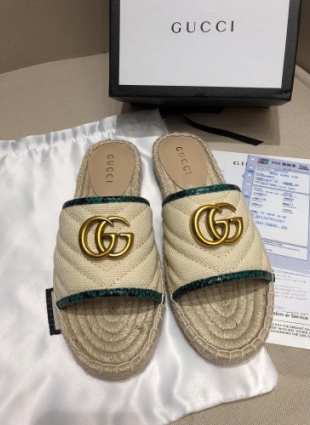 Gucci slippers beige