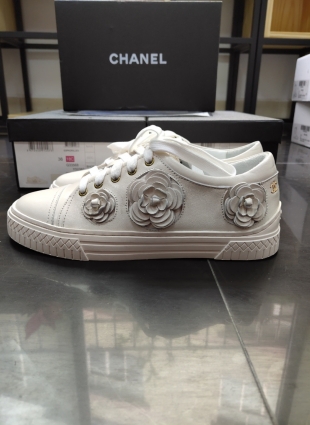 Chanel sneakers beige