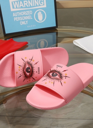 Gucci slides pink