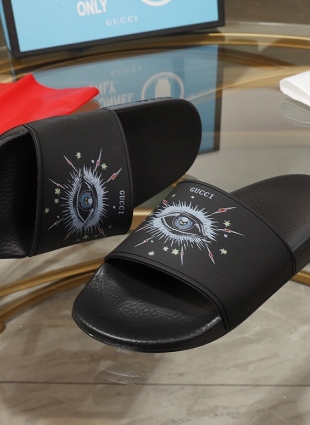 Gucci slides black