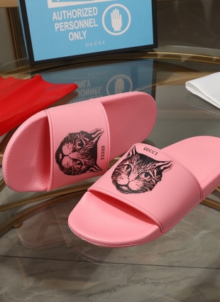 Gucci slides pink