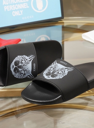Gucci slides black