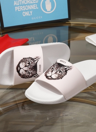 Gucci slides white