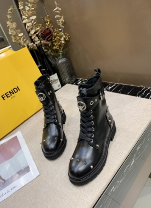 Fendi boots black