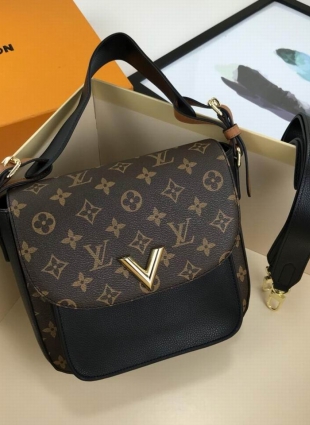 Louis Vuitton bag size 22x20x9 cm